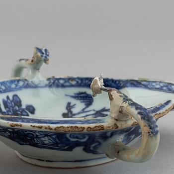 A pair of blue and white sauce boats, Qing dynasty, Qianlong (1736-95).