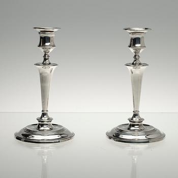 LJUSSTAKAR, ett par, sterling silver, London 1896.