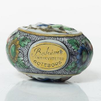 Fat, koppar, två stycken samt snusflaska, porslin. Qingdynastin, 1700/1800-tal.