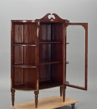 VITRINSKÅP, Louis XVI-stil. 1900-tal.
