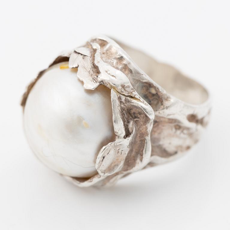 Ring, silver with mabé pearl.