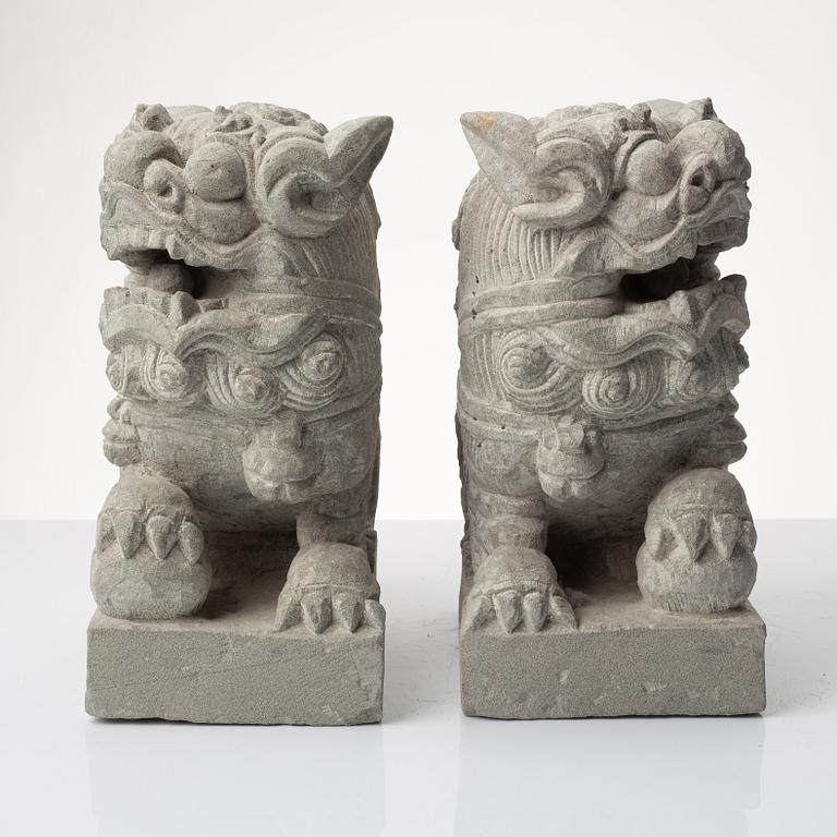 Skulpturer, ett par, Kina, 1900-talet senare del.