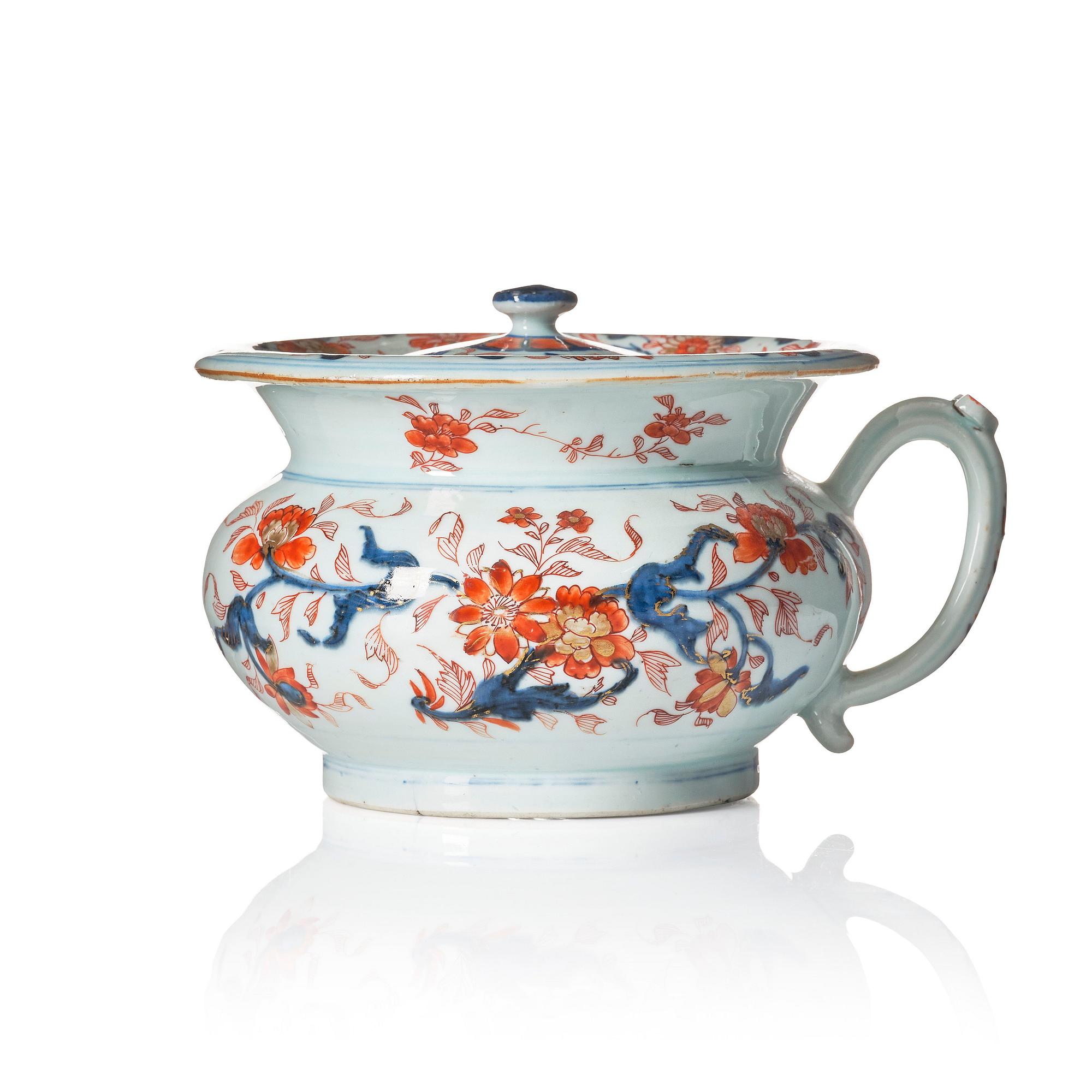 An imari chamber pot with cover, Qing dynasty, Kangxi (1662-1722).