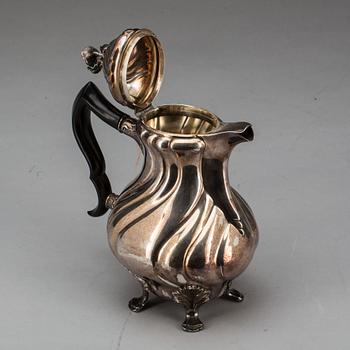 KAFFEKANNA, silver. Rokokostil. C.G Hallberg, Stockholm, 1956. Vikt ca 766g.