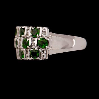 RING, sterlingsilver, vita topaser tot ca 0.33 ct, gröna stenar.