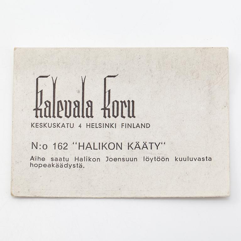 Kaulakoru, rannekoru, sormus ja korvakorut, "Halikon käätykorut", sterlinghopeaa. Kalevala Koru, Helsinki 1975 ja 1976.