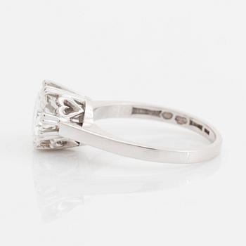 An 18K white gold ring set with a round brilliant-cut diamond.