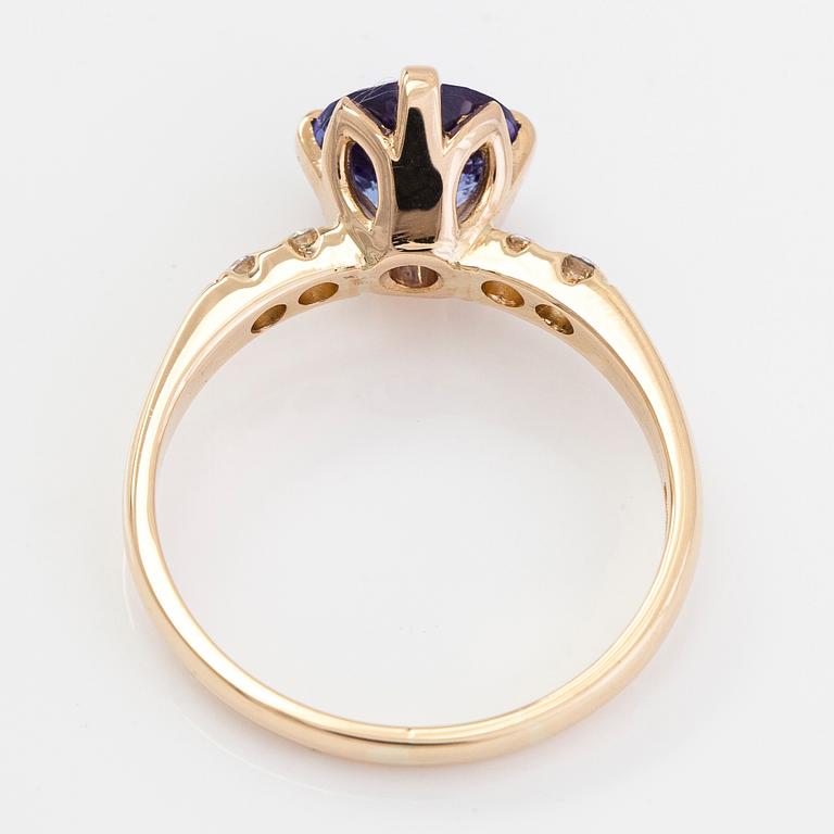 Ring, 14K guld med tanzanit och diamanter.