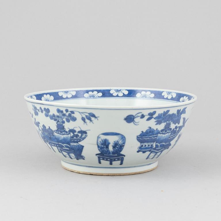 A porcelain punch bowl, China, 19th century.