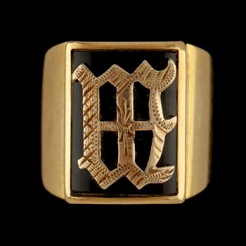 RING, 18k guld och onyx, Cecilia Johansson, Göteborg, 1969. Vikt 10 g.