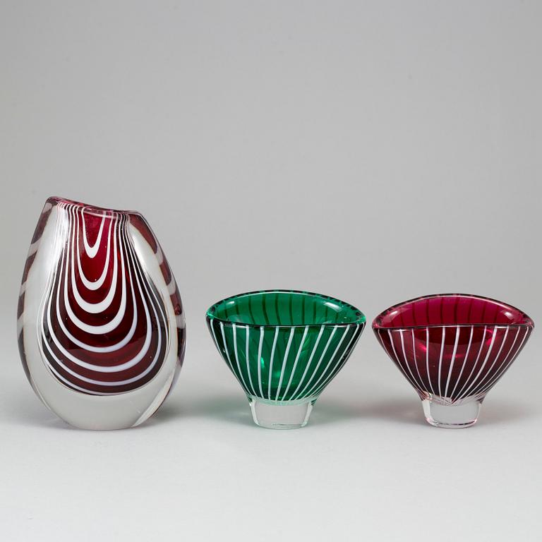 VICKE LINDSTRAND, vaser, 3 st, "Zebra", glas, Kosta, 1900-talets mitt.