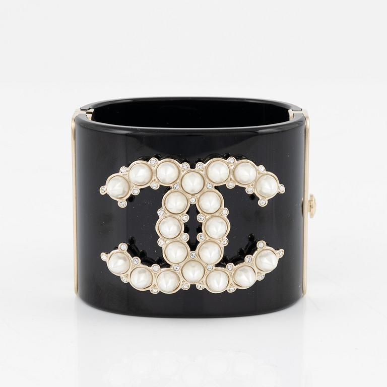 Chanel, a black acrylic bracelet with pearls, 2022.