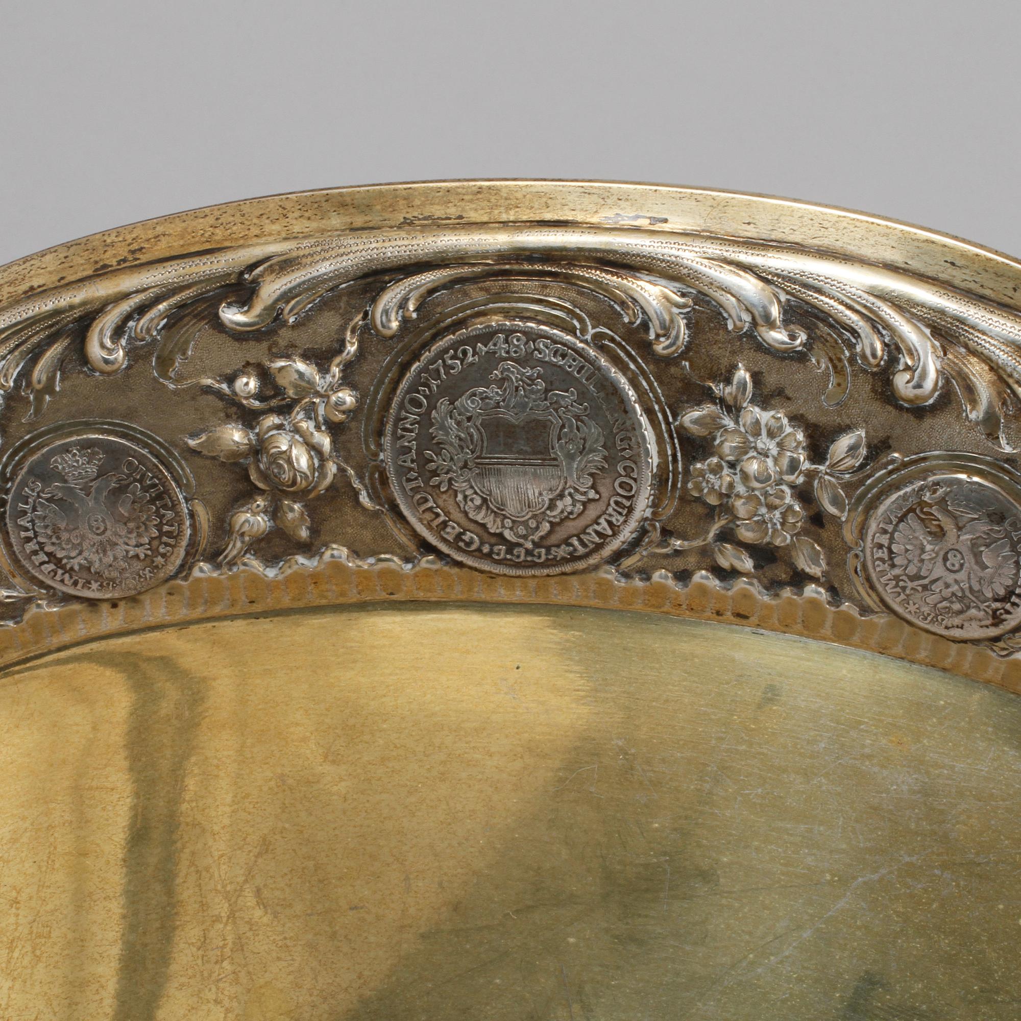 BRICKA, låghaltigt silver, Tyskland, omkring sekelskiftet 1900, vikt ca 1338 gram.