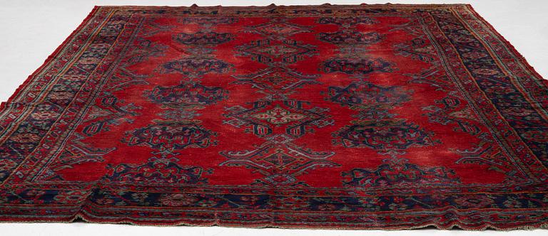 An antique Ushak carpet, Western Anatolia, approx. 380 x 313 cm.