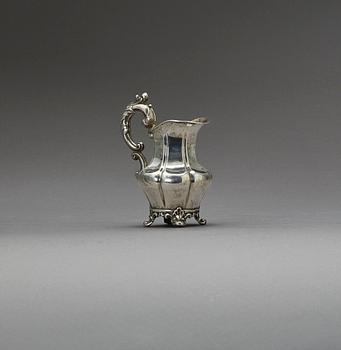 GRÄDDKANNA, silver, Johan Olof Östlund, Gävle, 1864, vikt ca 138g.