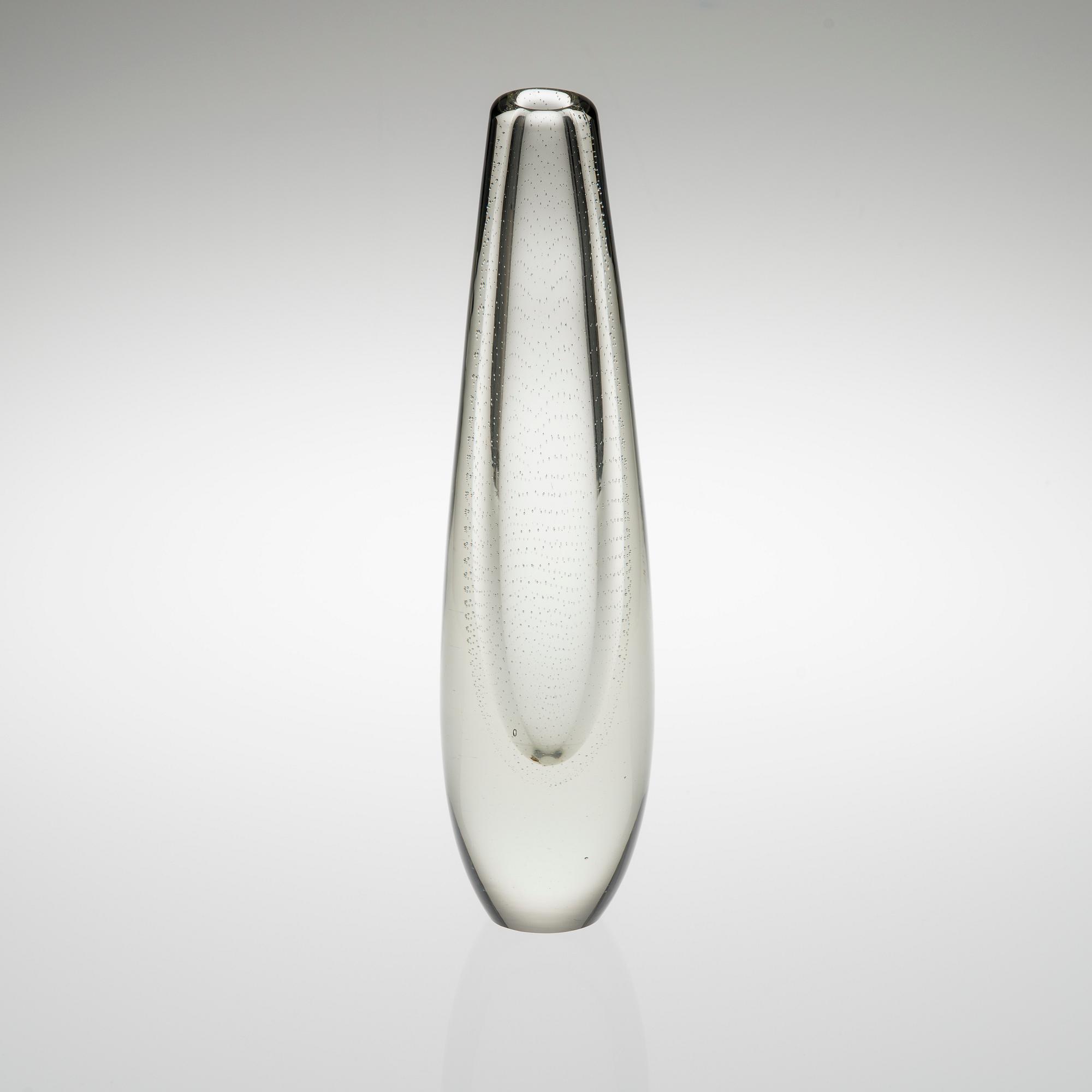 GUNNEL NYMAN, VASE. Unclear signature. G. Nyman, Nuutajärvi Notsjö. Late 1940s.