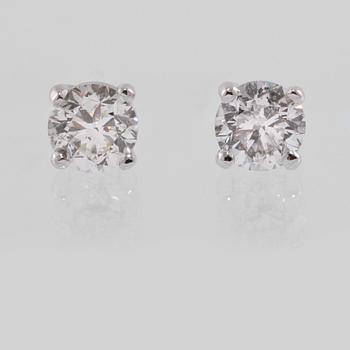 ÖRHÄNGEN, 18K vitguld med briljantslipade diamanter ca 1.93 ct. Vikt 3,1 gram.
