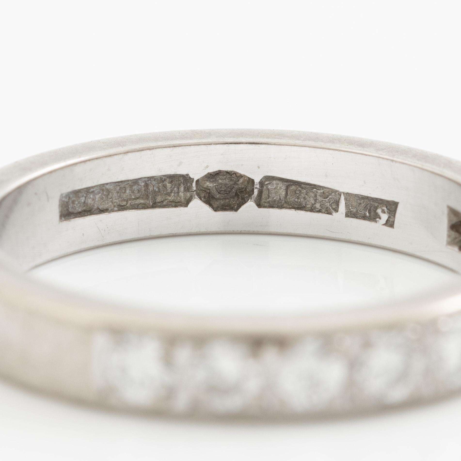 Rings, three pieces, gold, of which one set with brilliant-cut diamonds.