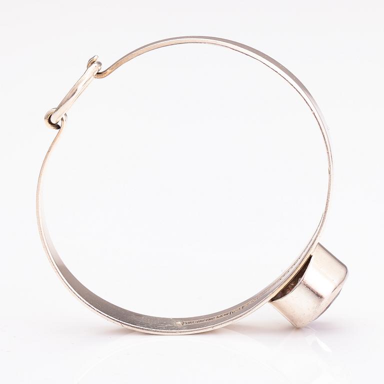 ERIK GRANIT, SORMUS, KAULAKORU ja RANNEKORU, hopeaa ja vuorikidettä. Helsinki 1962-81.