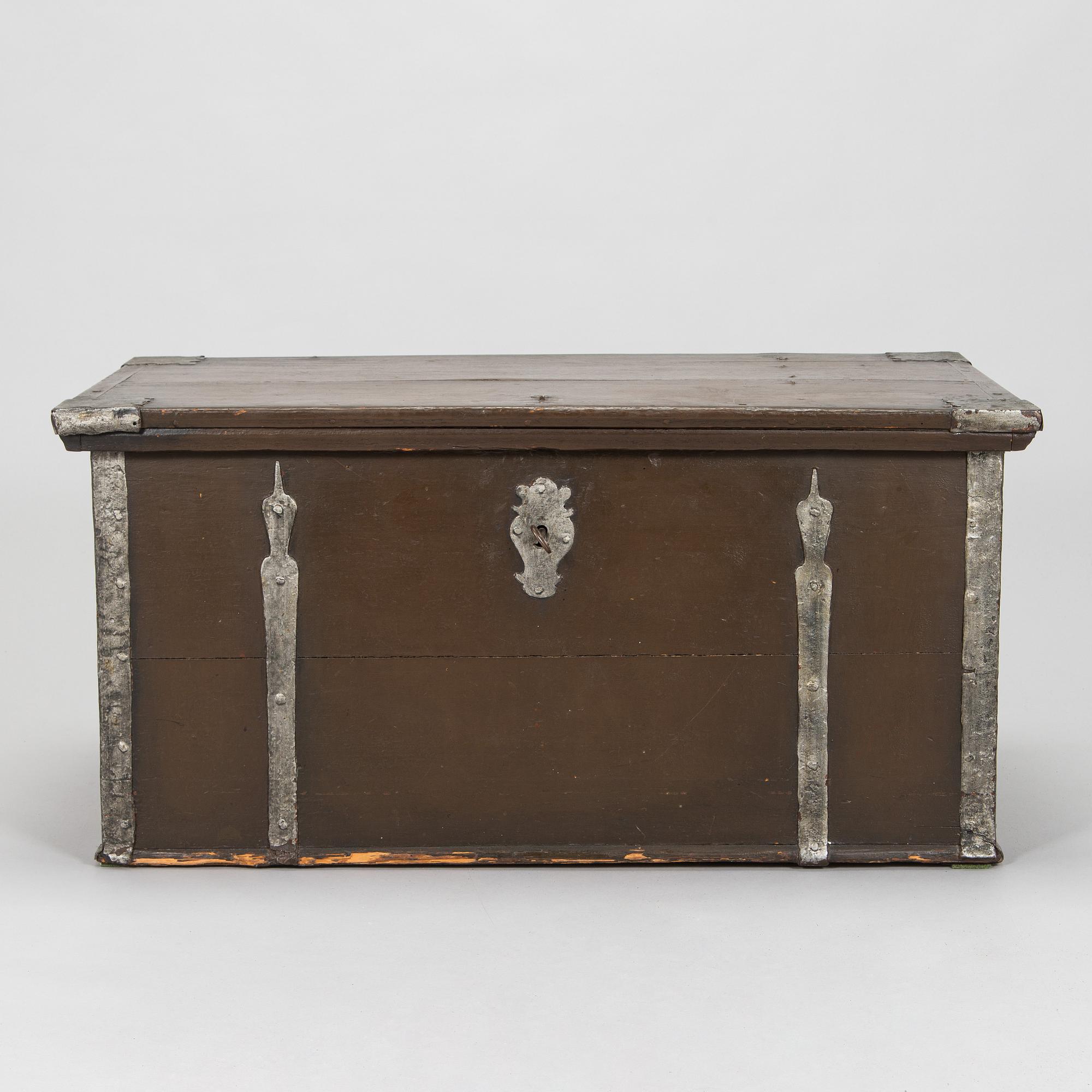 Kista, märkt med monogram, 1764.