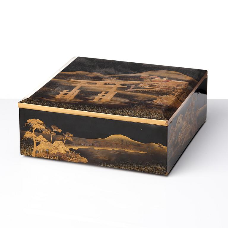 A Japanese lacquered box with cover, Meiji period (1868-1912).