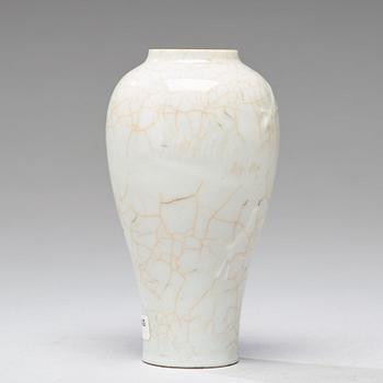 A 'ge' glazed vase, Qing dynasty, 18th century.