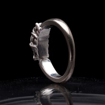 RING, vitguld 14K, 3 briljantslipade diamanter, tot. ca 0,30 ct. Kultaseppä J. Toivola Ingå 1981. Vikt 4,8 g.