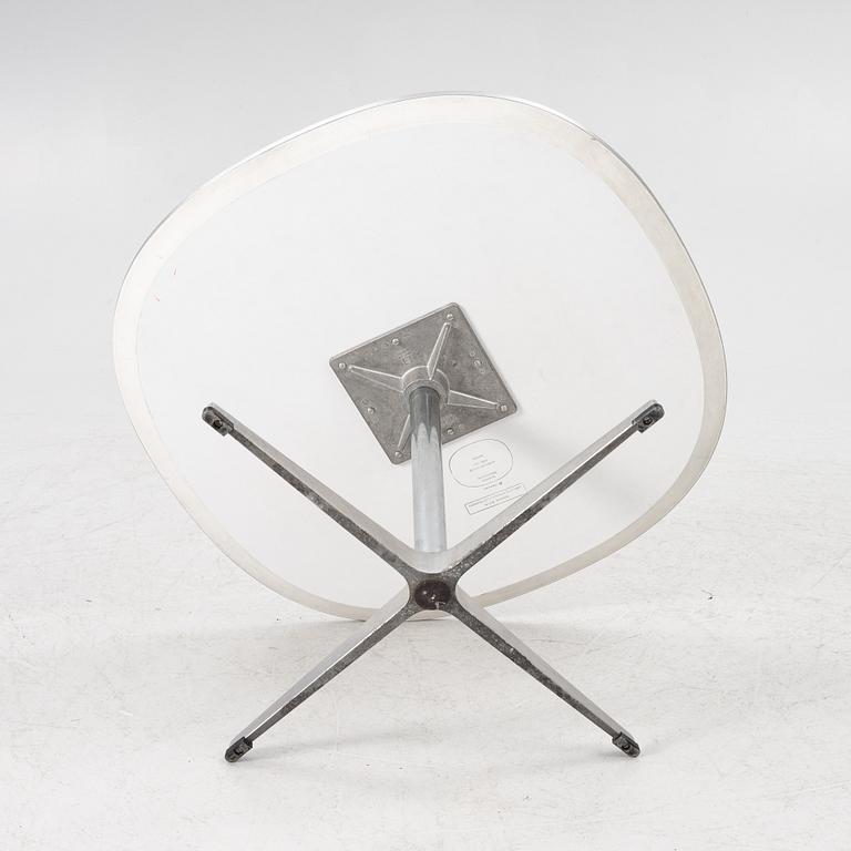 Bruno Mathsson, Piet Hein & Arne Jacobsen, soffbord, "Supercirkel", Fritz Hansen, Danmark, 1980.