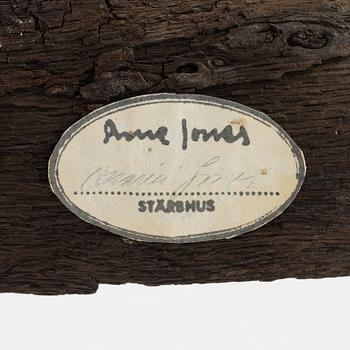 Arne Jones, skulptur mässing, på drivved, signerad av sterbhuset på etikett.