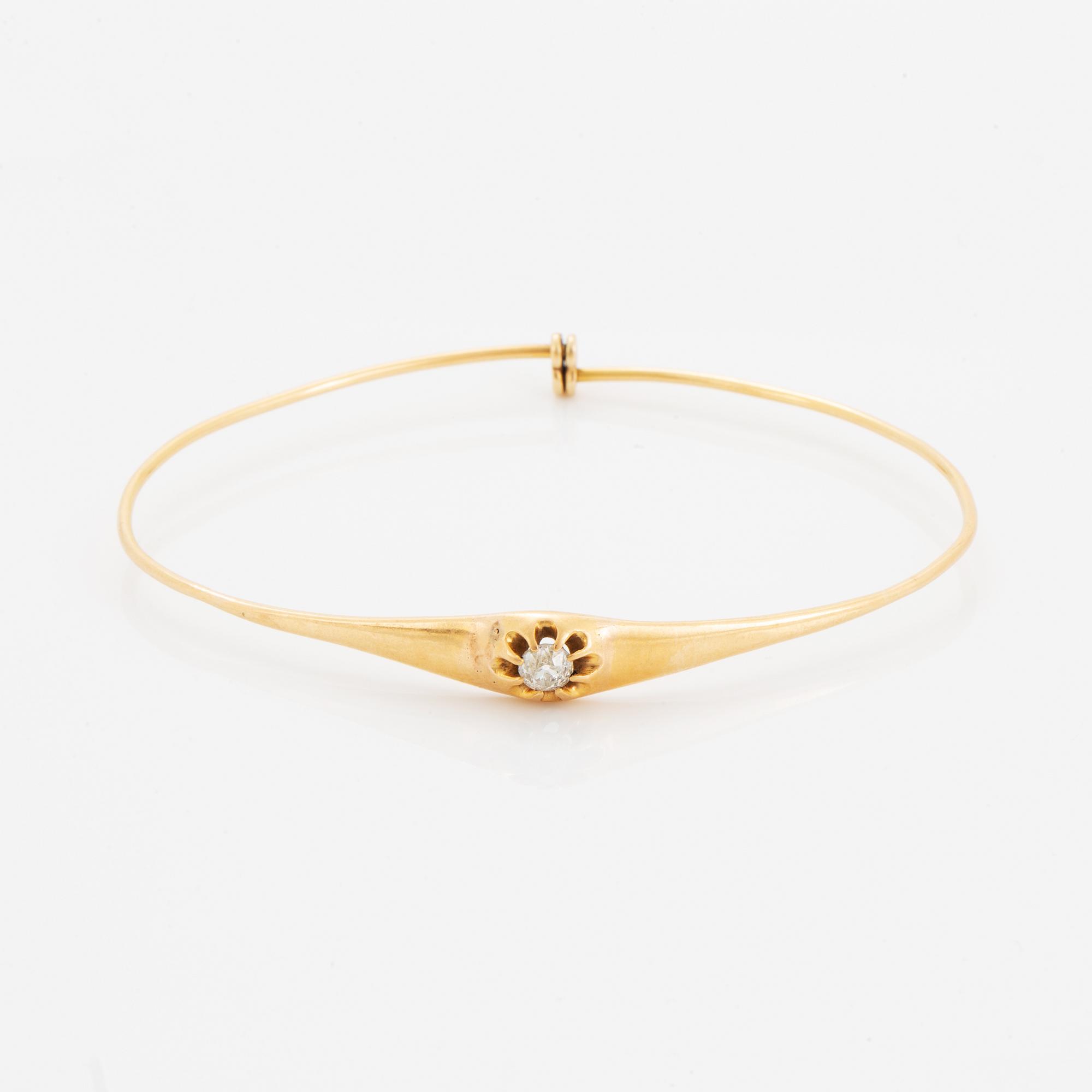 ARMRING, guld med gammalslipad diamant.