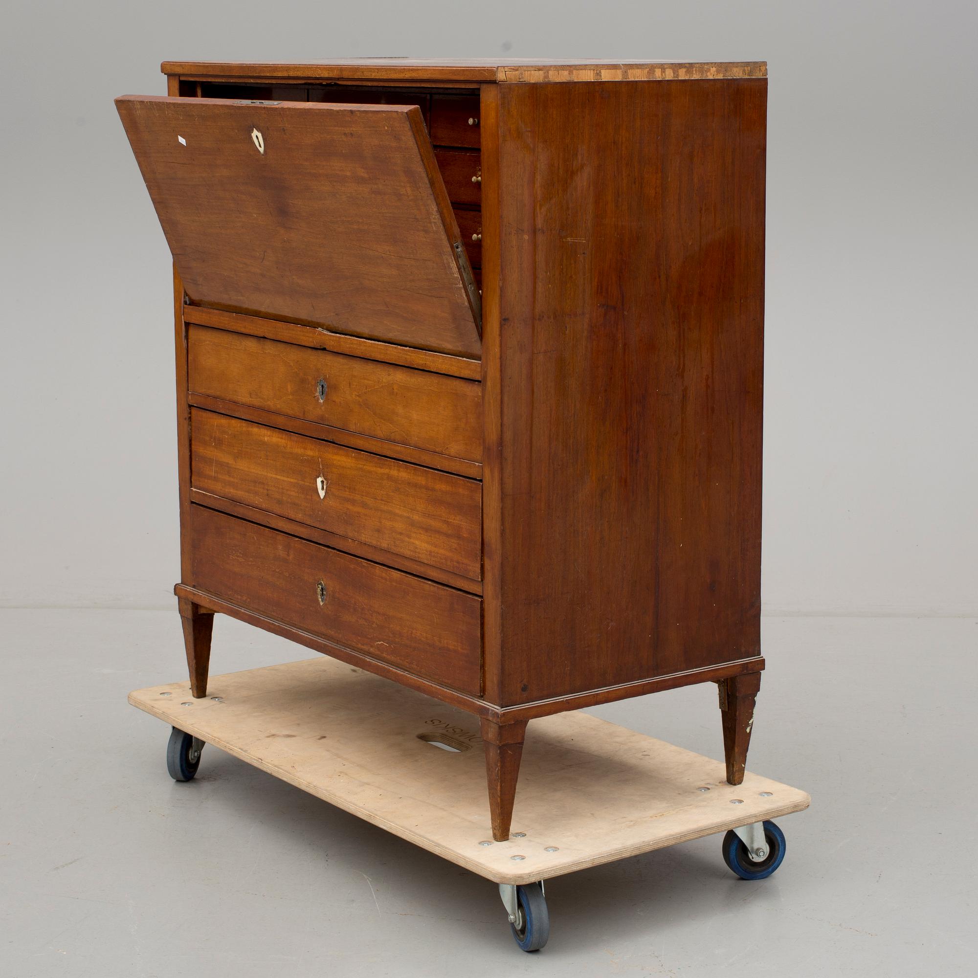 CHIFFONJE, senempire, omkring år 1800.