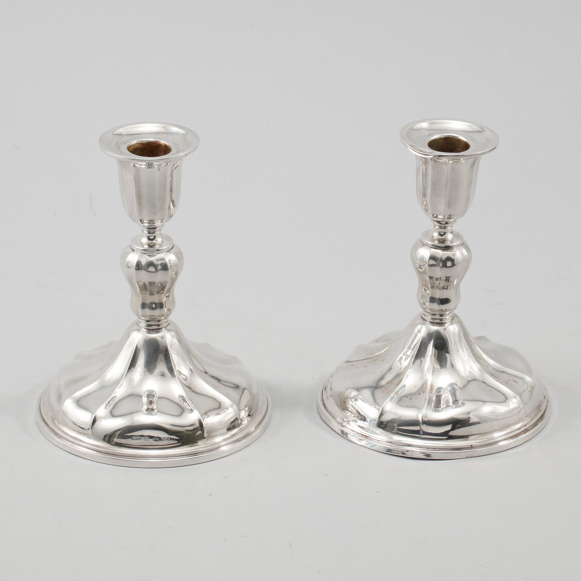 LJUSSTAKAR, ett par, silver, rokokostil, importstämpämplade, 1900-tal.