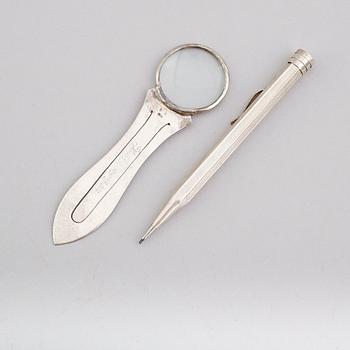 BOKMÄRKE/FÖRSTORINGSGLAS SAMT BLYERTSPENNA, silver, 1900-talets första hälft.