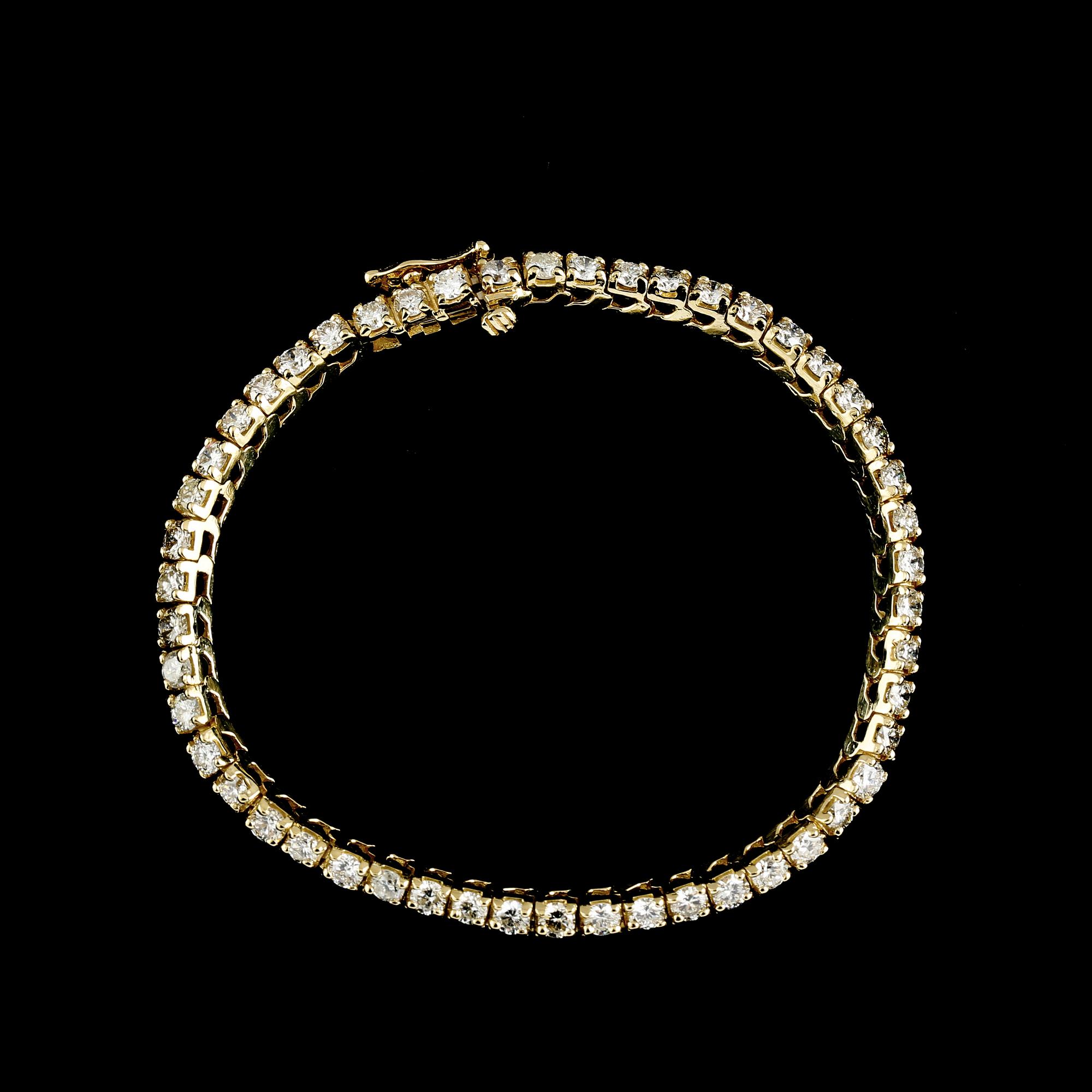 ARMBAND, 14K guld med briljantslipade diamanter, ca 5.75 ct. Vikt 10,9 g.