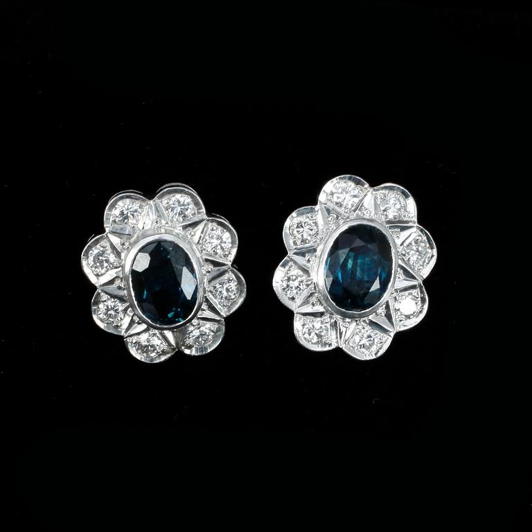 ÖRHÄNGEN, ett par, vitguld med safirer och briljantslipade diamanter tot ca0,48ct. Vikt 8g.