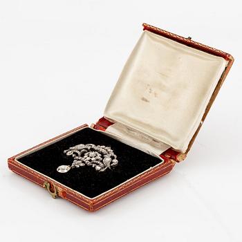 557. A brooch in silver and 14K gold with rose-cut diamonds.