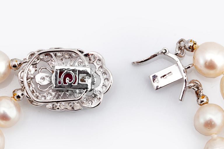 PEARL BRACELET, cultured freshwater pearls approx 7-7,5 mm, clasp 18K whitegold 1 ruby and brilliant-cut diamonds.