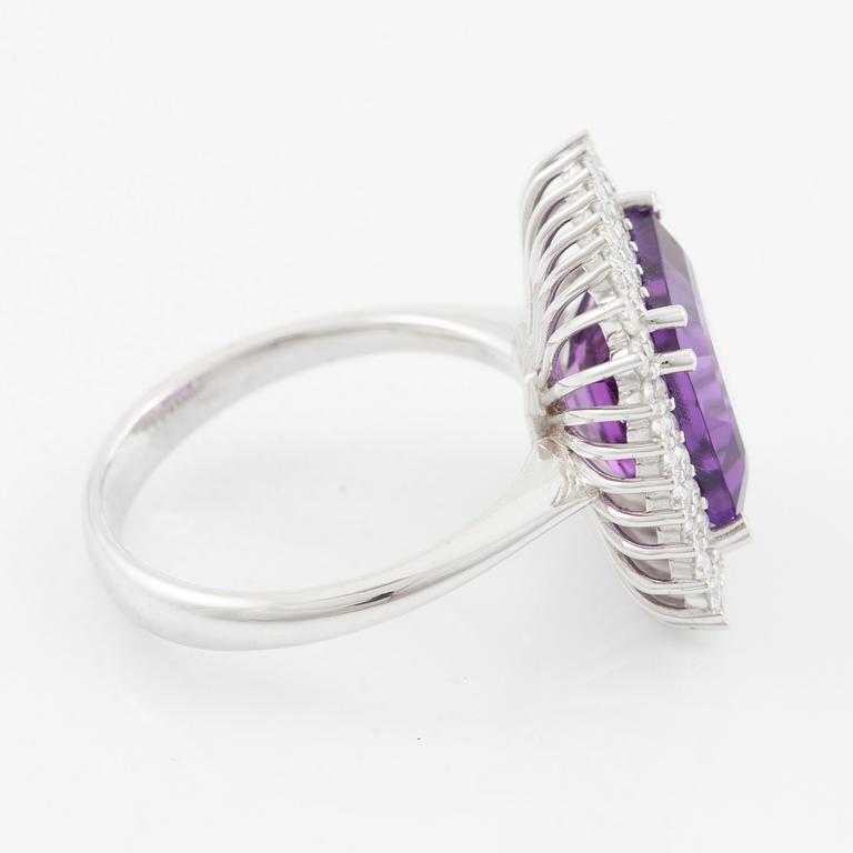 Ring 18K vitguld med ametist och briljantslipade diamanter.