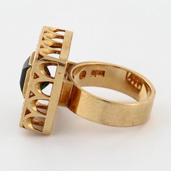 ANDERS HÖGBERG, Göteborg, 1969, ring med åttkantslipade diamanter och grön turmalin.