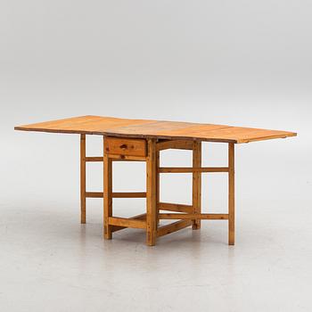 A gate-leg table, 19th century.