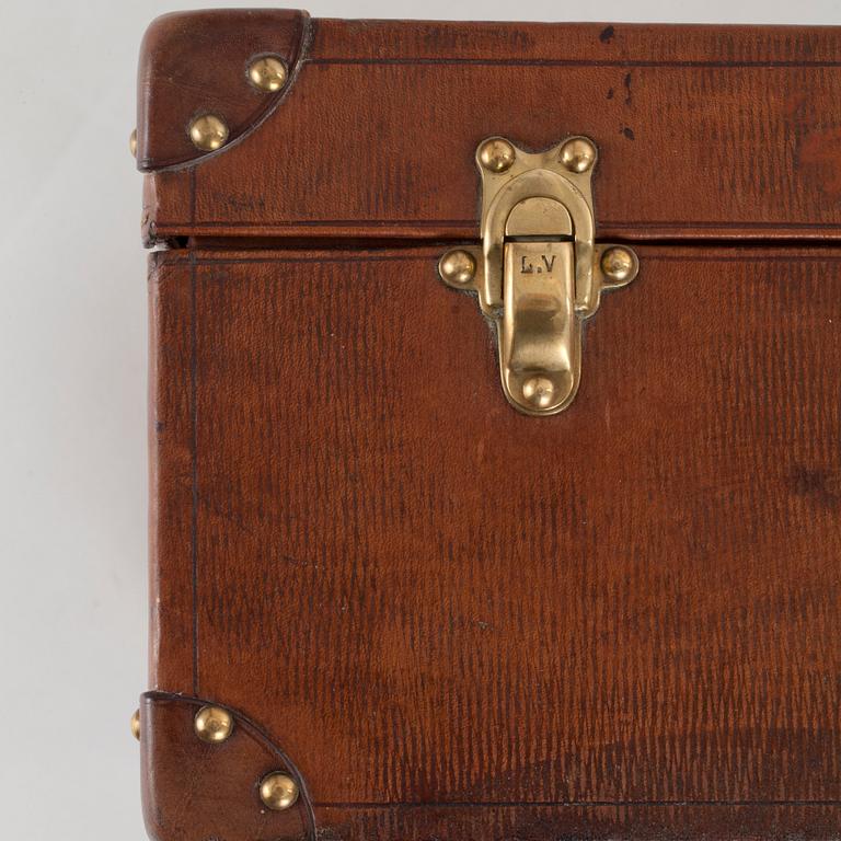 LOUIS VUITTON, a brown faux leather suitcase from around 1910.