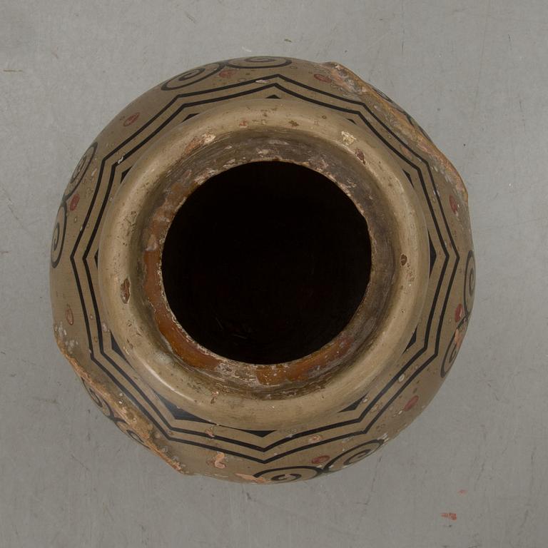 GOLVVAS, omkring 1900, målad terracotta.