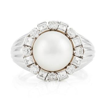517. A platinum W.A. Bolin ring with a pearl and round brilliant- and step-cut diamonds. Stockholm 1960.