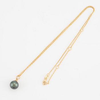 Pendant in 14K gold with cultured Tahitian pearl, with chain.