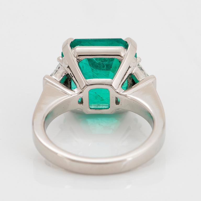 Ring platina med en fasettslipad colombiansk smaragd vikt ca 10.40 ct.