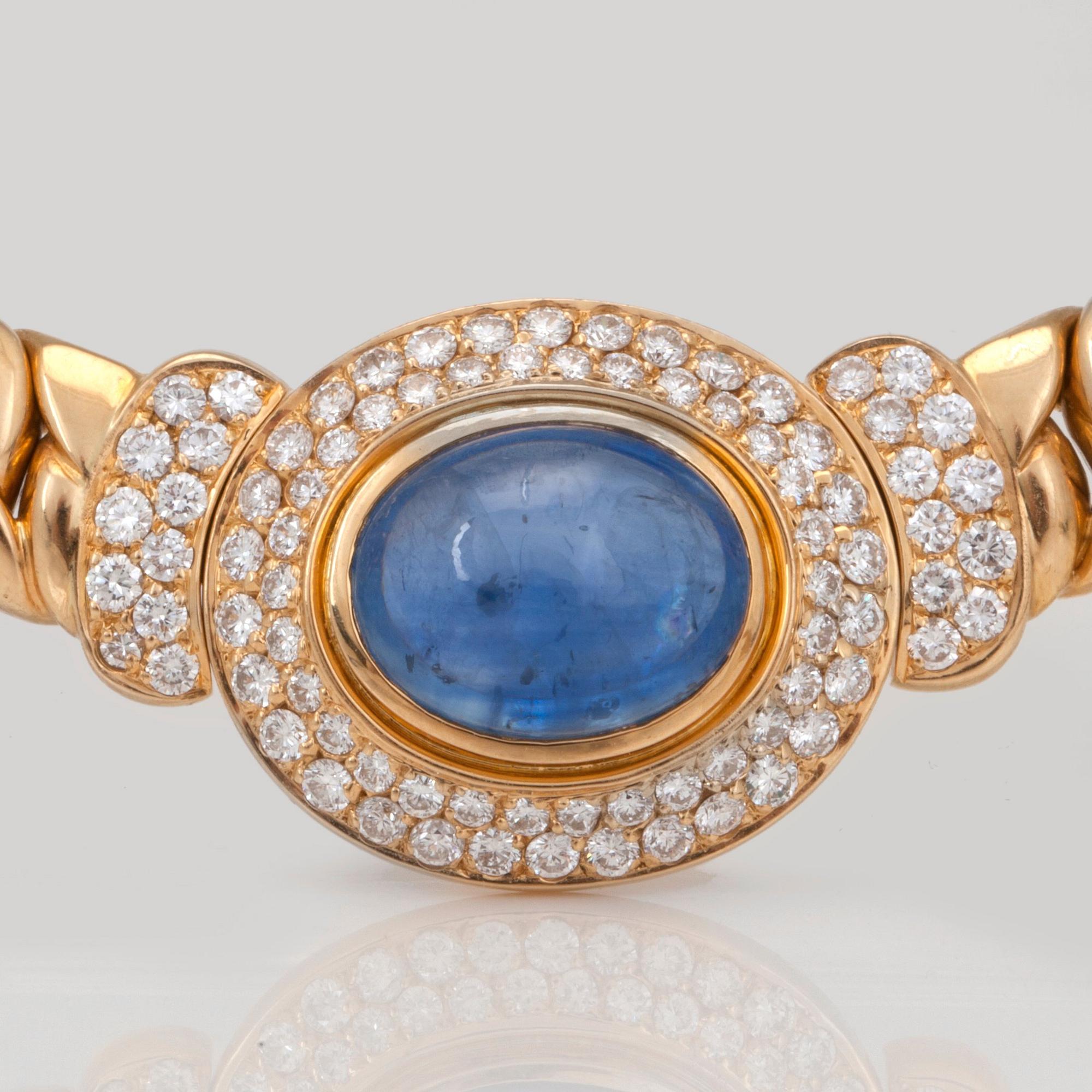 COLLIER med cabochonslipad safir ca 12.80ct samt briljantslipade diamanter totalt ca 2.00ct.