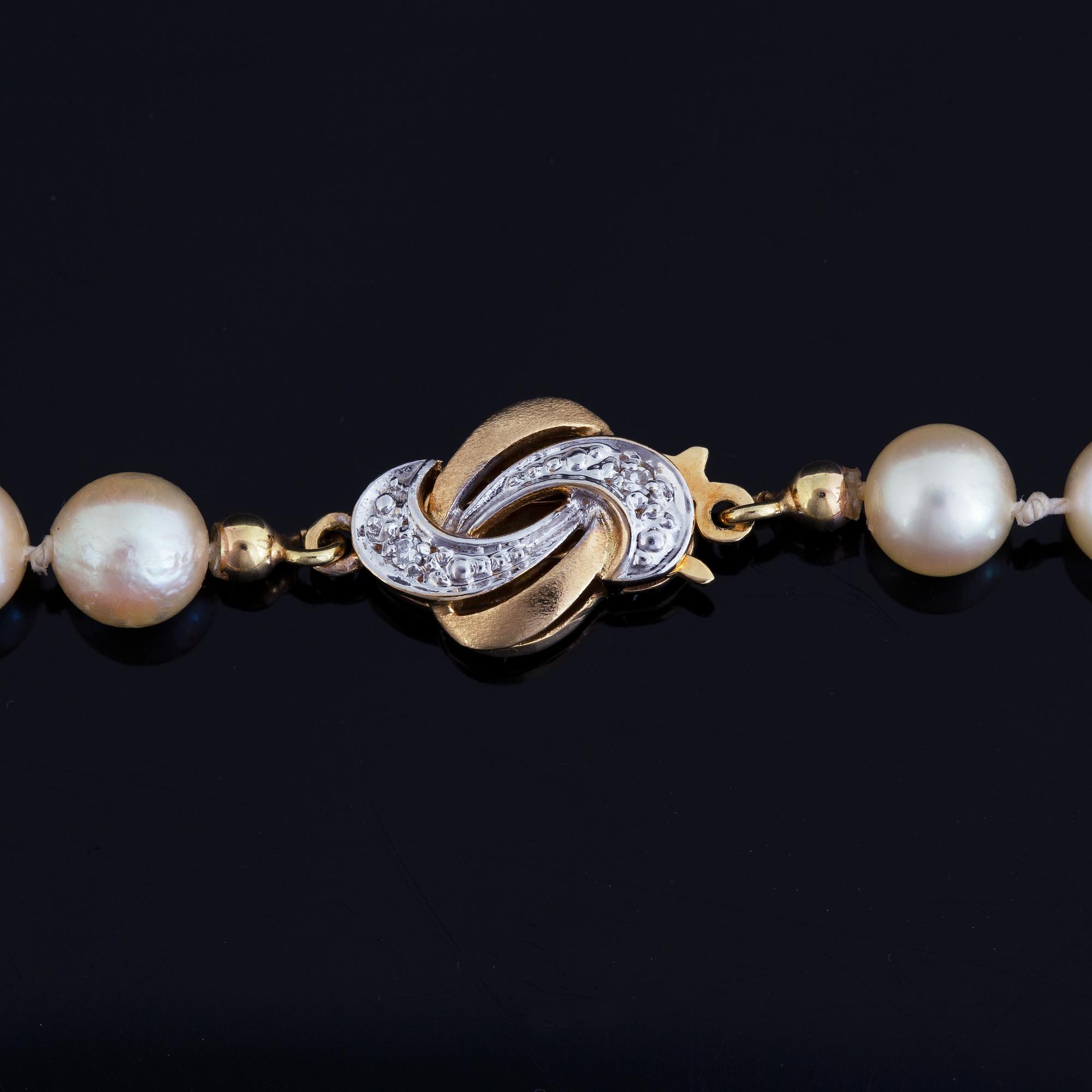 Cultured pearl necklace, clasp 18K gold with eight-cut diamonds.