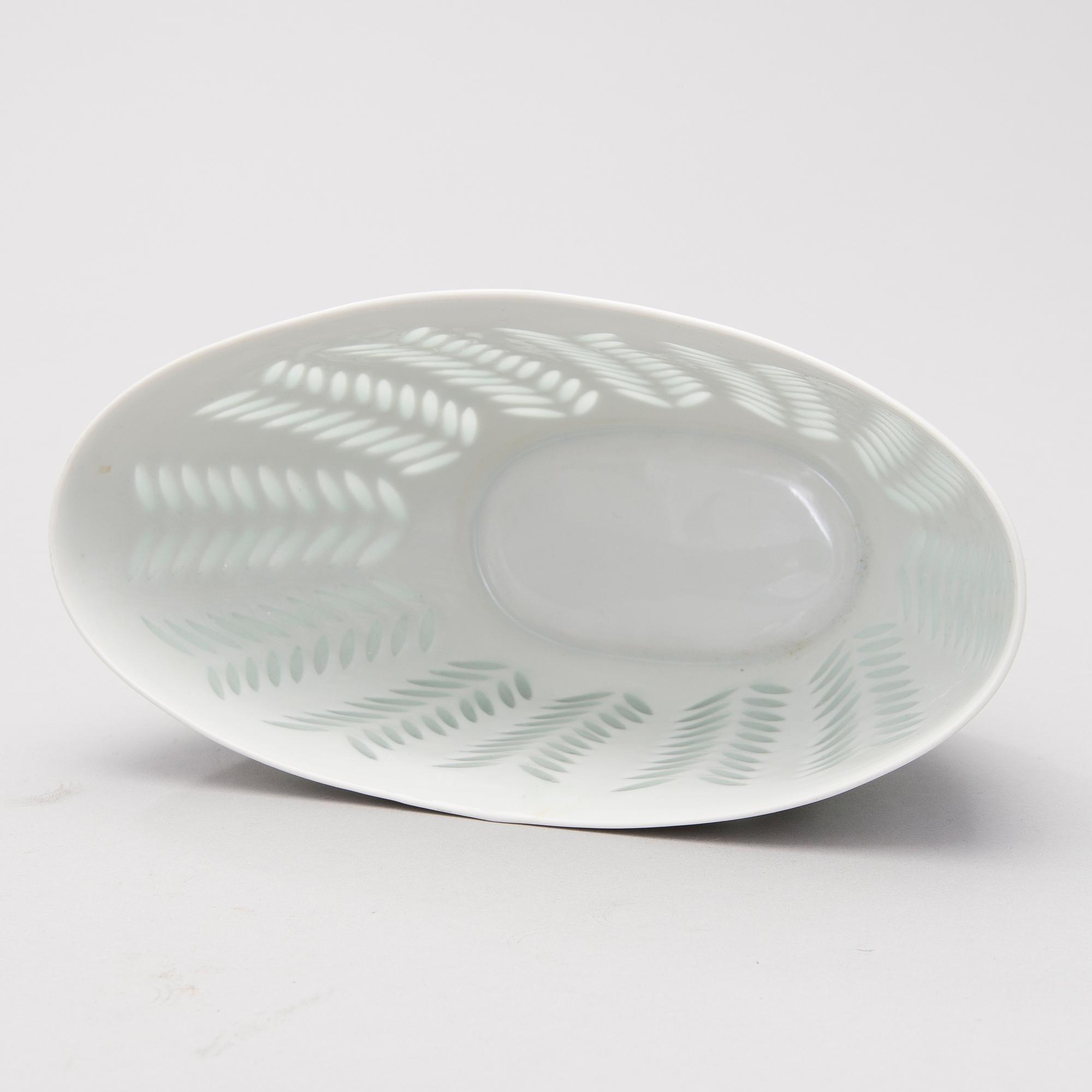 A 40-piece set of tableware in porcelain, signed F.H.Kj. Finland Arabia.