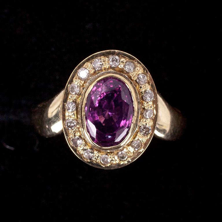 RING, guld 14K, pink safir med små diamanter. Vikt 3,9 g.