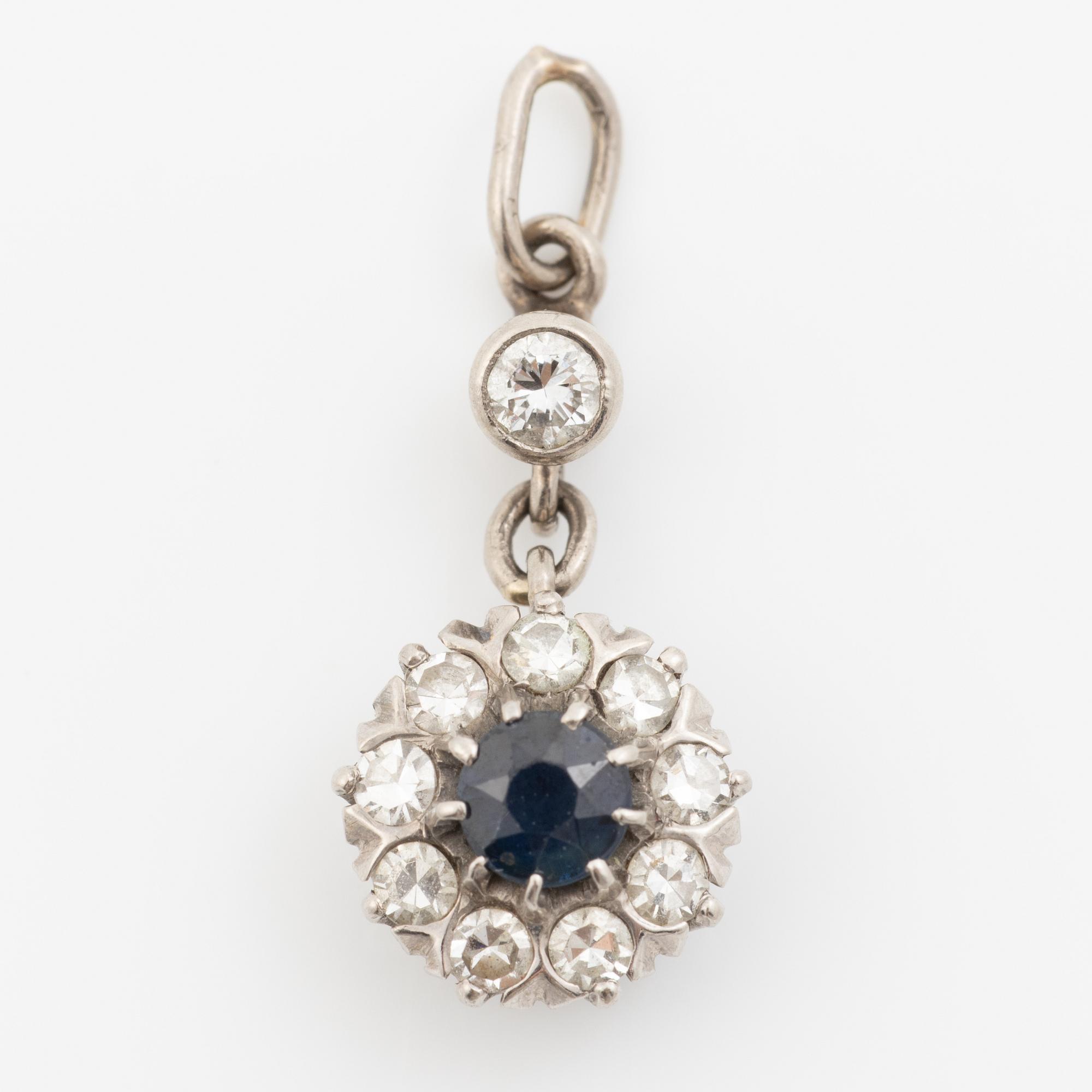 Pendant in 18K gold with a blue stone and diamonds.